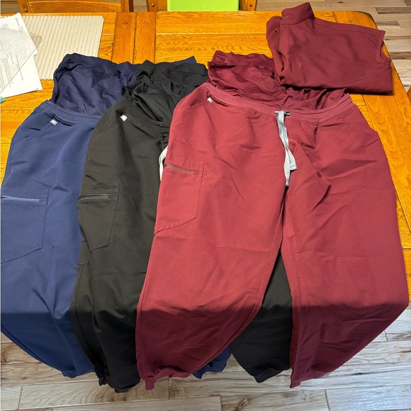 Maternity Figs Zamora Joggers (Lg). Rafaela top (Med). - Picture 1 of 1